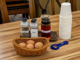 卓上には、胡椒、塩、レッドペッパーオイル、新鮮な生卵(ヘジャングッ用)など