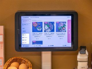 各テーブルに注文機器が設置 (画面左下の言語から日本語に変更して操作可)