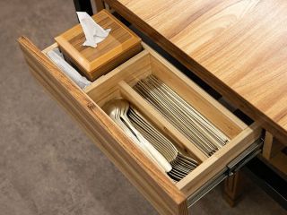 お箸やスプーンはテーブル横に収納