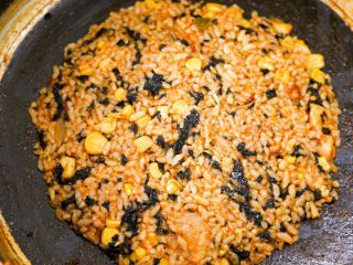 シメはのりの風味とコーンの甘さが効いた焼き飯で