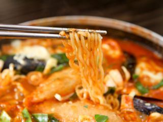 特製スープで煮込めば絶品ラーメンに早変わり