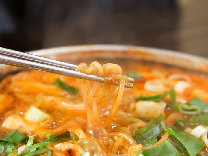 コシのあるチョルミョンも人気のトッピング