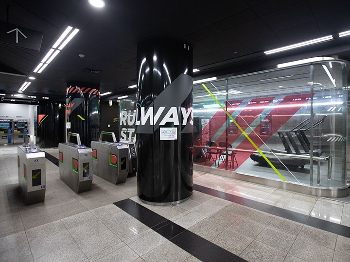 汝矣ナル駅の改札口すぐ横に位置