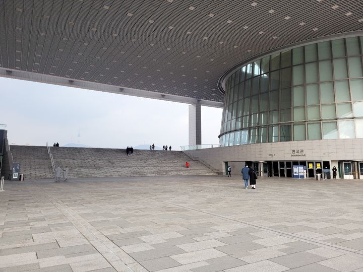 卒業祝いのパフォーマンスが行われた広場