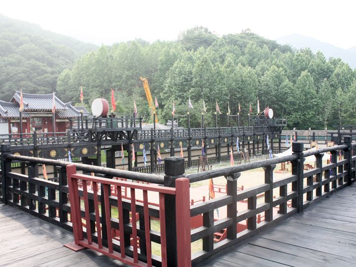 シュガが車で砂埃を上げながら登場した「演舞場」