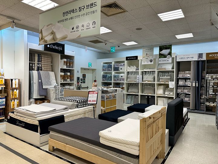 ベッドなどのリビングコーナー