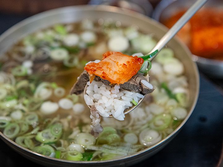 ピリ辛のキムチと一緒に食べるのも韓国式