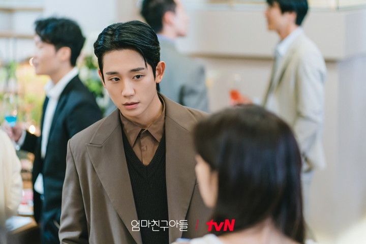 バリバリ仕事ができるスーツ姿もカッコイイ
©tvN