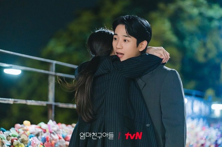 「Nソウルタワー」のハグシーン
©tvN