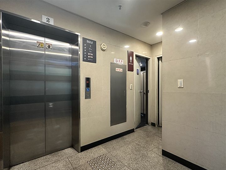 お手洗いは店内の奥にあり