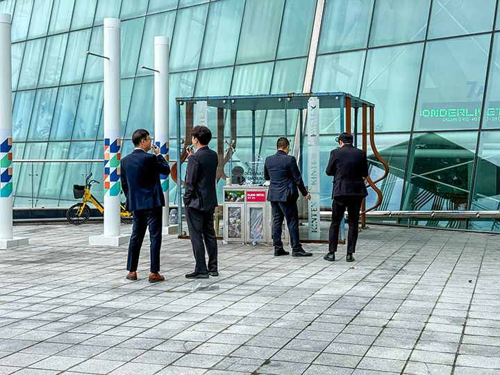 館内は禁煙、喫煙者は屋外の喫煙ブースを利用