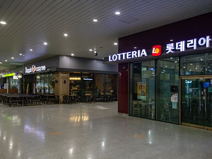 1階ファーストフード店、カフェ