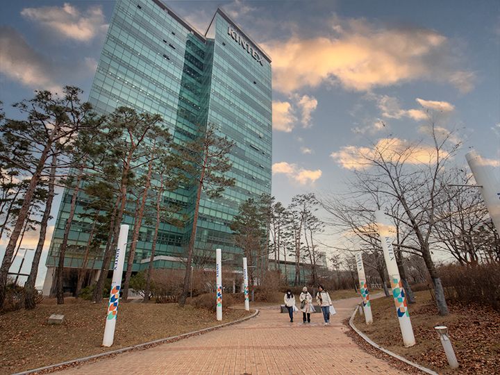 最初の交差点の横断歩道を渡ったら展示場の敷地内に入れ、駅からここまで徒歩5分弱です。