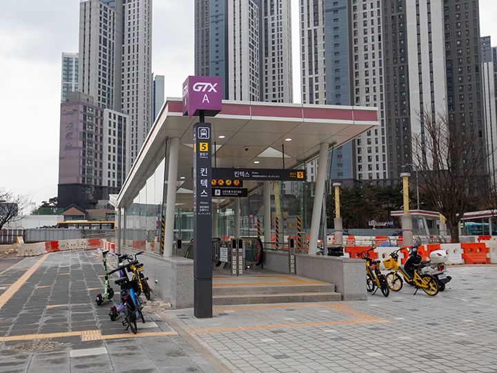 5番出口を出て大通りを直進