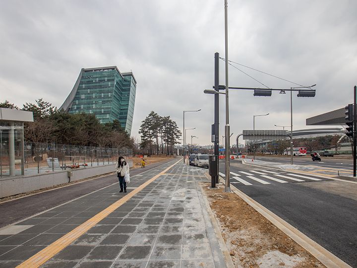 正面に見える高い建物が第2展示場