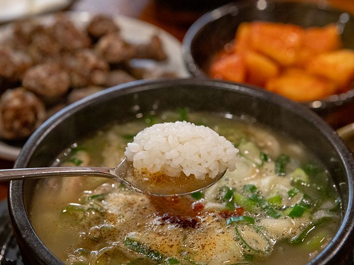 ご飯をスープに付けながら味わいます。