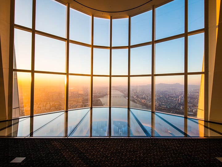 時間の経過とともに
ガラスの床に反射する景色にも変化が