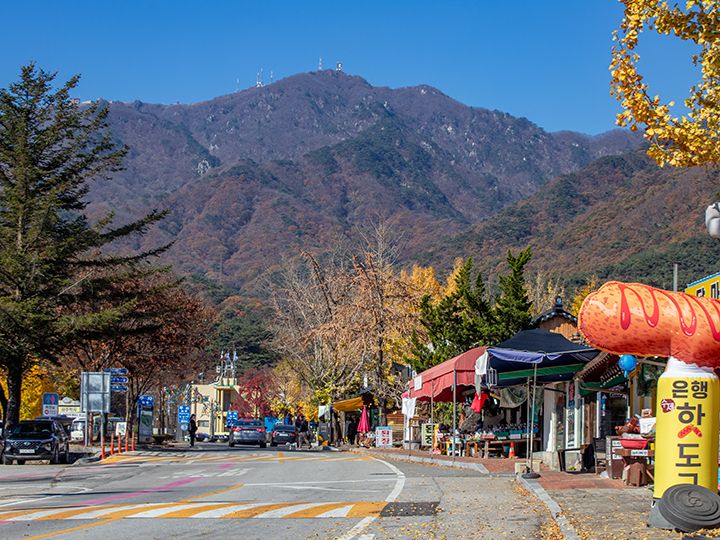 正面に見える山が「龍門山(ヨンムンサン)」