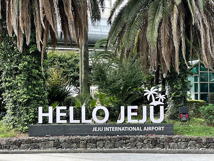 空港のバス停前にある人気のフォトスポット