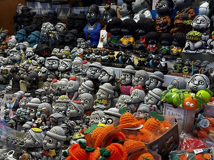 「トルハルバン人形」
火山島のため溶岩がたくさんあるチェジュ島では、岩や石を削って作ったモアイのような守り神「トルハルバン」がたくさん!記念品にいかがですか?