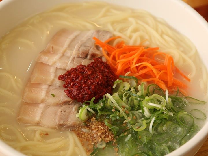 「豚肉入り素麺(コギククス)」
チェジュ島の黒豚を使ったククス(麺料理)で、もちもちの麺の他に、分厚くスライスされたお肉もスープの中に入っていてボリューム満点です!