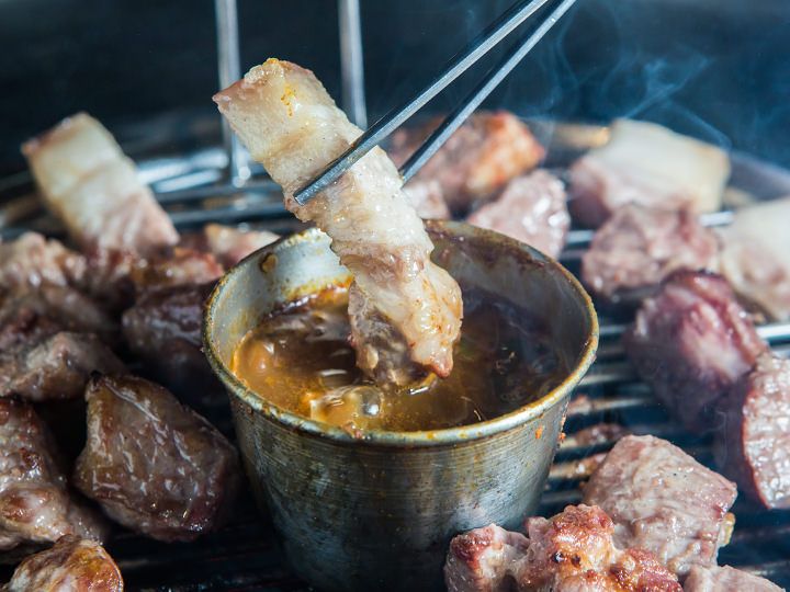 「黒豚(フッテジ)」
チェジュ島は黒豚の産地。ストレスフリーで育った黒豚は肉質が良く、サムギョプサル(三枚肉)やモクサル(首肉)を、特製ソースにつけながら召し上がれ!