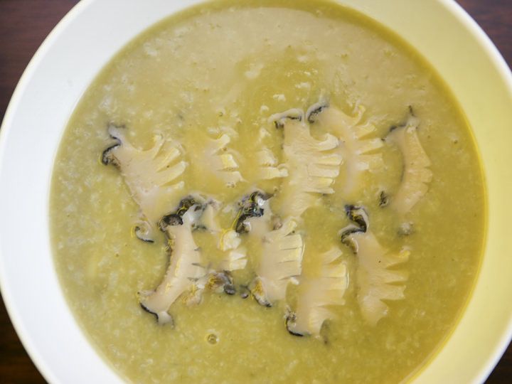 「あわび料理(チョンボッ)」
チェジュ島はアワビの産地で、地元の海女さんが海に潜って収獲しています。あわびを使ったお粥や、キムパッ(海苔巻き)、お刺身、バター焼きなどアワビ三昧できます。