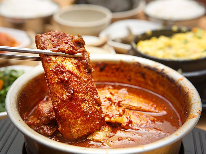 「太刀魚料理(カルチ)」
チェジュ島の近海では、銀色に輝く細長い高級魚・太刀魚がたくさん採れ、煮物にしたり焼き魚にして味わえます。