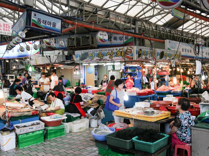 「旧済州(クチェジュ)」
空港の東は旧市街地で市場「東門(トンムン)市場」を中心に、昔ながらの街並みが多く残る観光エリアで、老舗ホテルもたくさんあります。