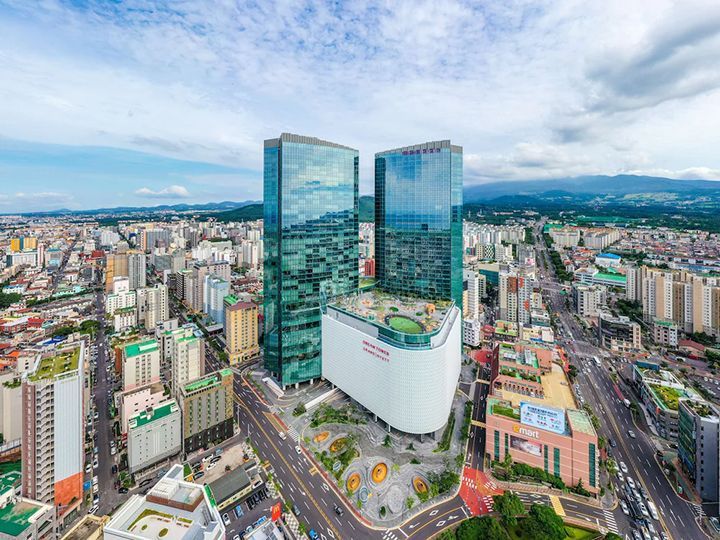 「新済州(シンチェジュ)」
空港の南に新しく整備された新都市で、ツインタワーのホテル「グランドハイアットホテル」を中心に、若者向けのレストランやカフェ、ショップが並びます。