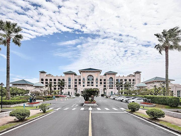 「中文(チュンムン)リゾート」
島の南部に開発された一大リゾート地で南国ムード満点。ロッテホテル、新羅ホテルなど海を眺める有名ホテルがズラリと並びます。