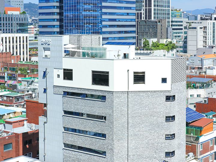 ビルの8階・屋上部分が店舗