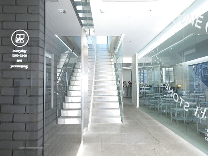 屋上へ上がる階段