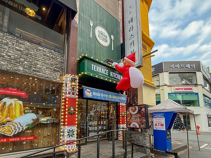 2階「テラスキッチン」へあがる階段入口