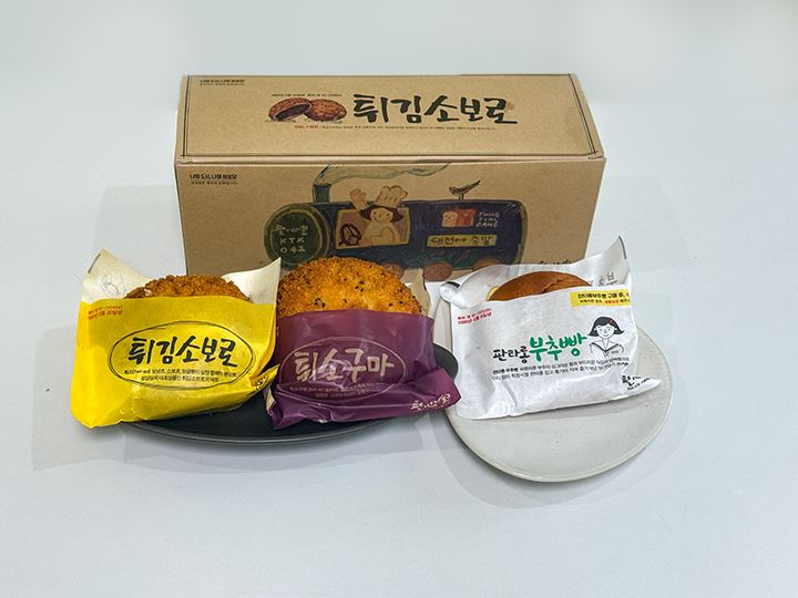 (左から)そぼろ、さつまいも味、ニラパン