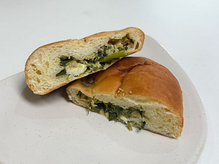 ニラや卵がギッシリ「ニラパン」