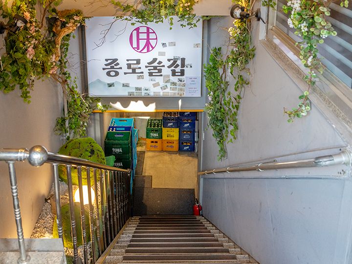 階段を降りて地下1階へ