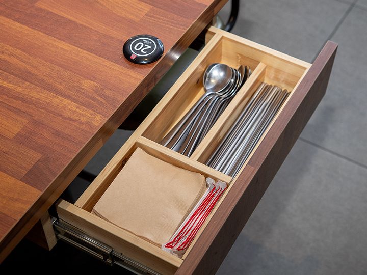 お箸、スプーンはテーブル横に収納