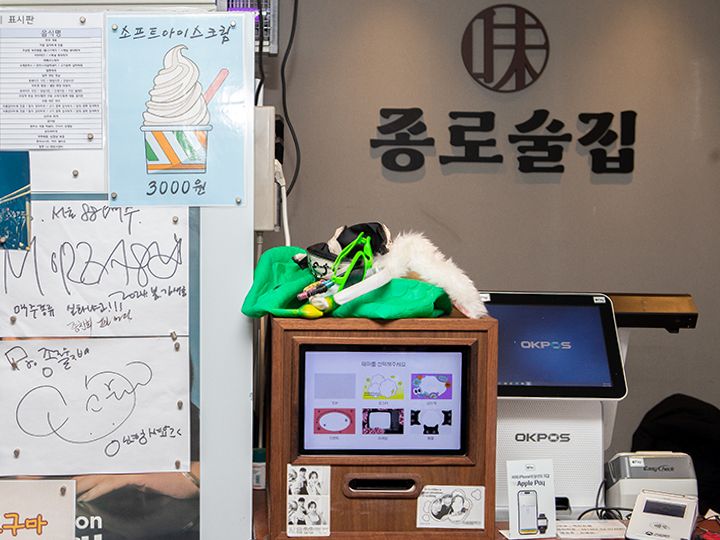 会計カウンターには芸能人のサインも