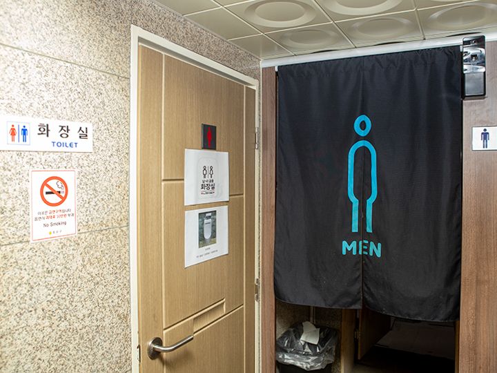 お手洗いも店内にあり