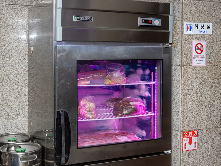 お肉は熟成させています