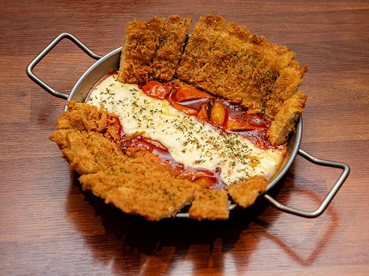 「手作りトンカツ・トッポッキ」
モチ~っとしたトッポッキと、サクサク感たっぷりのトンカツが同時に味わえ、チーズをまぶせることでマイルドに、そしてボリューミーに。