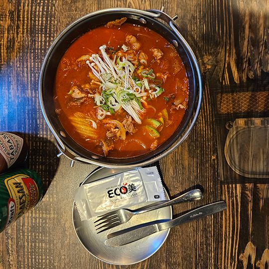 「チャドルバギ入りキムチチゲ」
牛肉のともばら肉(チャドルバギ)とキムチを煮込んだチゲの具材はもちろん、スープも身体が温まり、お酒のおつまみに良く合う