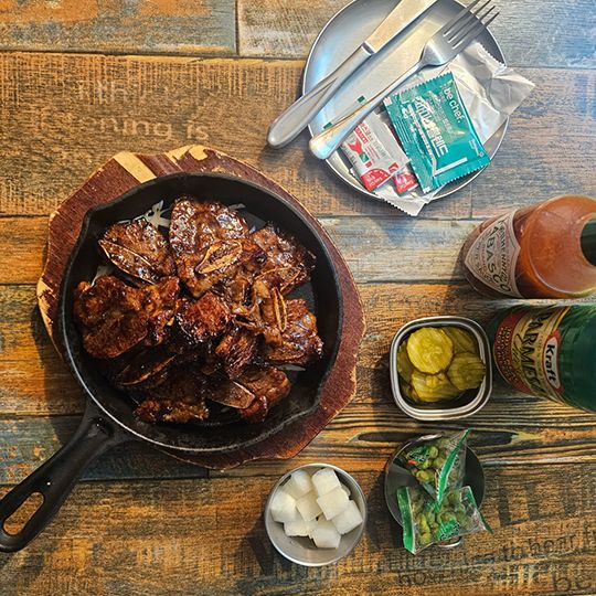 「鉄板ヤンニョムカルビ」
牛カルビをお店オリジナルの甘辛いヤンニョムソースで味付けし、鉄板で焼き上げました。ジューっとする音にも注目