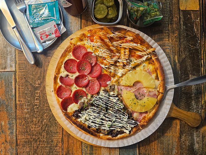 「スペシャルクォーターピザ」
チーズ、ハワイアン、プルコギ、ペパローニの4種類のピザが一度に味わえる一品。サクサクの生地もポイント。