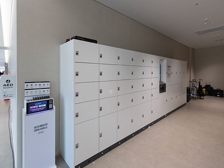コインロッカー(有料・日本語で操作可)は1階の1カ所のみ