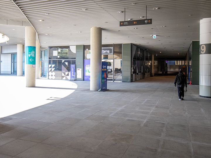 広場の右側に進み