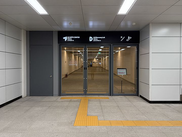 3・4番出口の正面の出入り口を進む