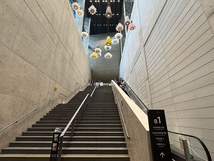ホールの地下2階に到着し、階段・エスカレーターで行き来できます