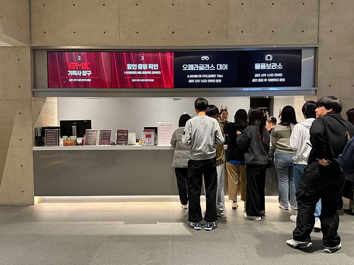 クローク(右側)、オペラグラスのレンタルコーナー(右側から2番目)